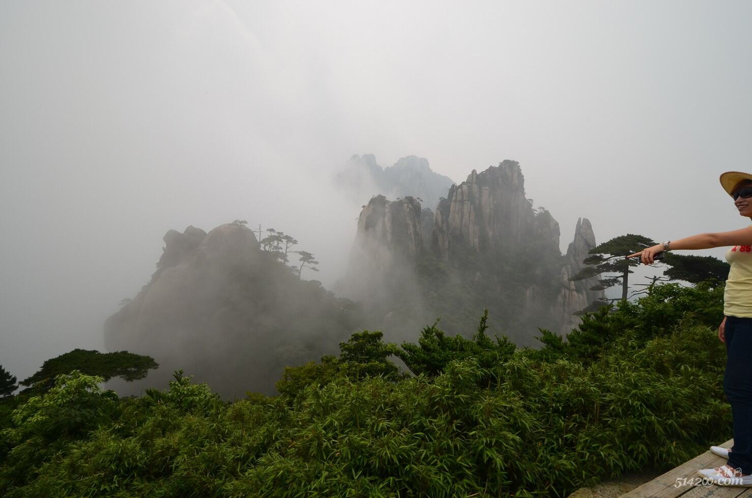 DSC_1057层峦叠嶂，仙雾缭绕，美女指点江山.JPG