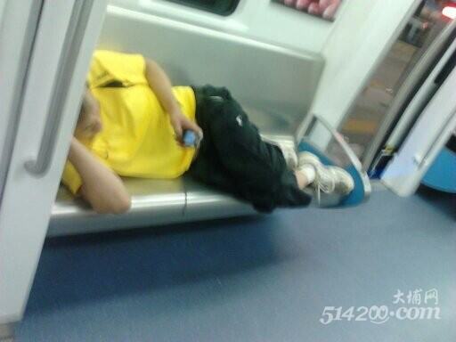 深圳地铁3号线上的不文明乘客