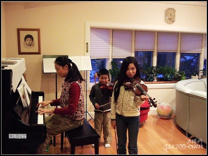 在美国和妈妈中山大学同学的儿女组成的乐队合奏。