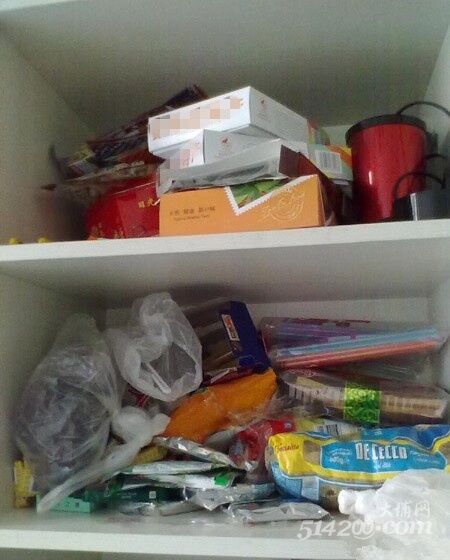 储物柜，零食跟乱七八糟的东西都堆一块了