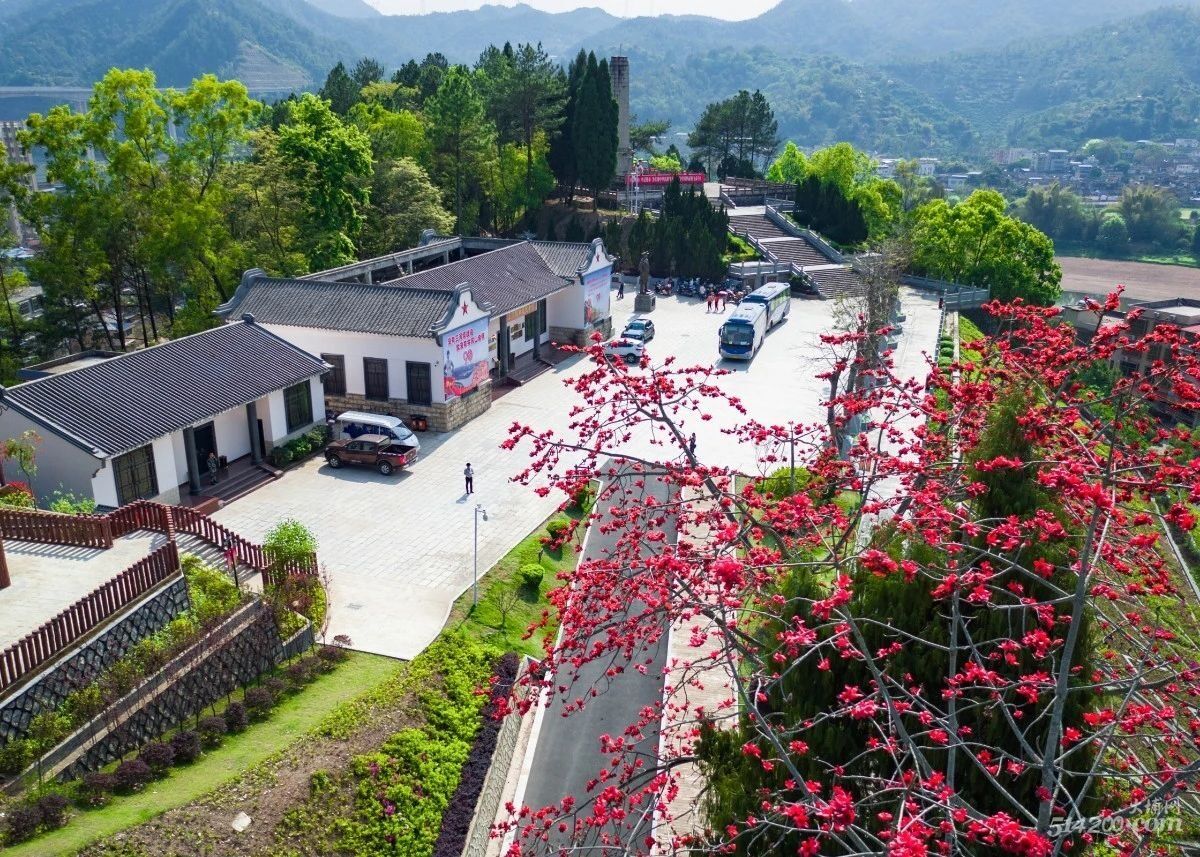 有最著名的全国红色旅游经典景区——三河坝战役纪念园,国内唯一一条