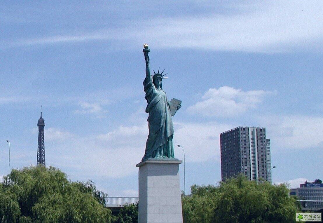 巴黎的自由女神与艾菲尔铁塔.jpg