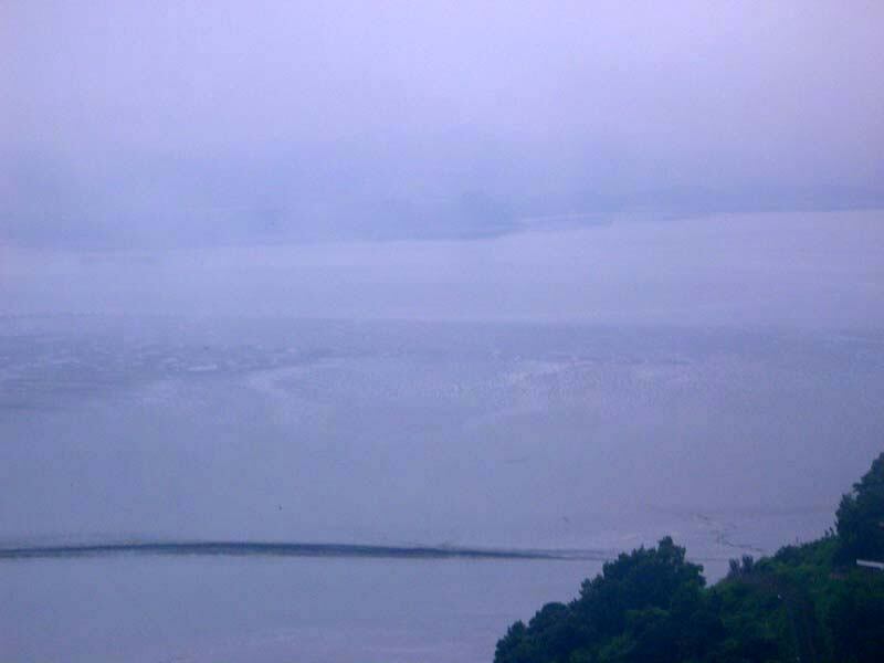 远处笼罩在浓雾中的便是朝鲜