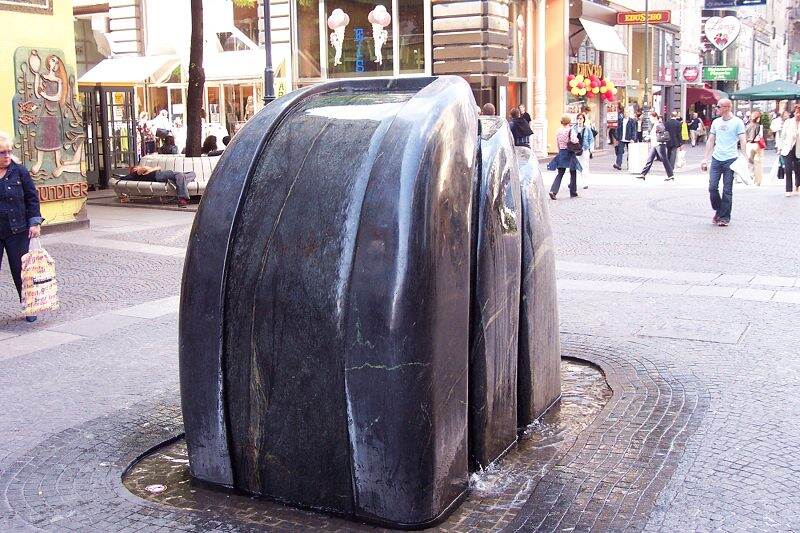 奥地利，维也纳旧城商业步行街雕塑1-.jpg
