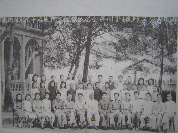 1946年毕业生合影（前排正中何季威）.jpg