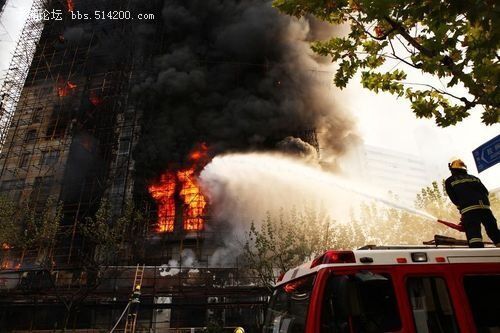 据现场目击者介绍，起火住宅约20多层，消防员已经赶赴现场。