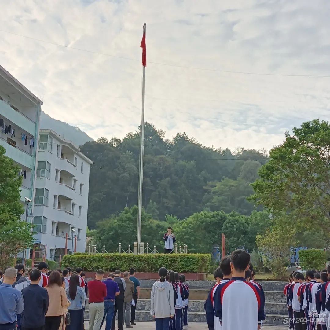 大埔县进光中学举行升旗仪式暨文明班级,征文比赛获奖表彰